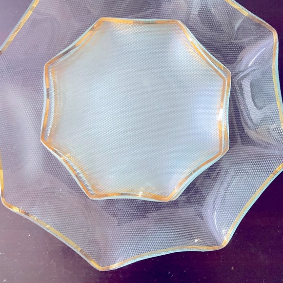 5 plates textured glass set with gold plating on edges adding classy definition - Picture 2 of 7